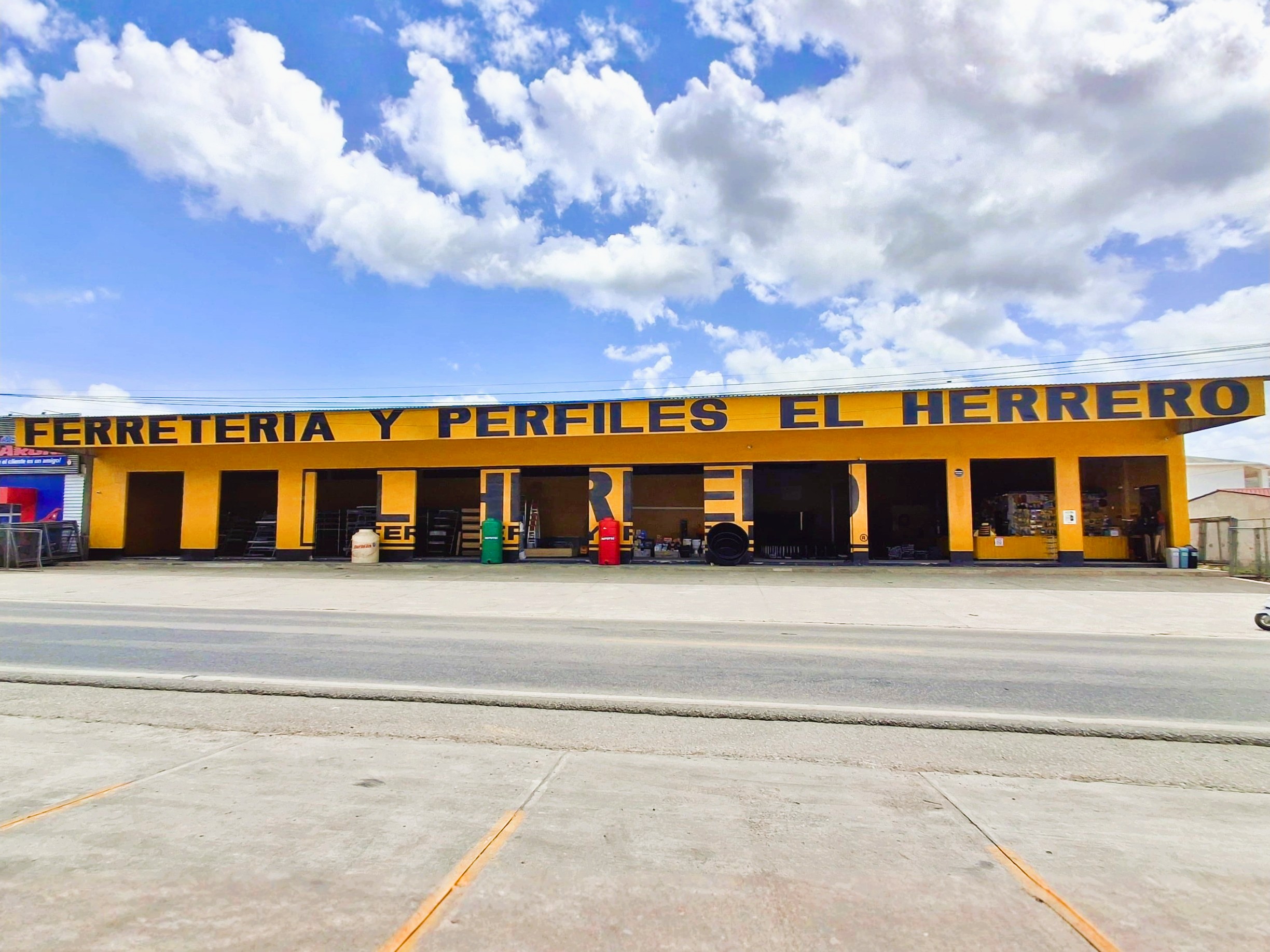 Fachada de sucursal Poptún