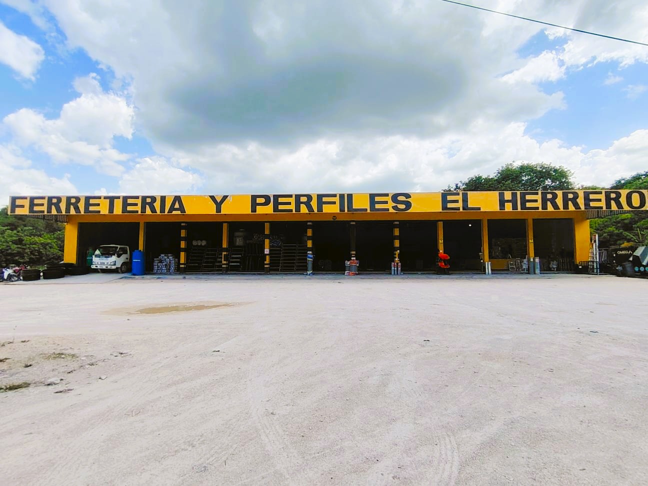 Fachada de sucursal El Chal